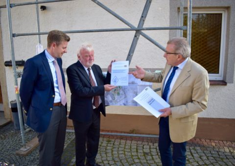 Landrat Dr. Oliver Bär und Trogens Bürgermeister Klaus Strobel freuen sich über die Übergabe des Förderbescheides durch Lothäar Winkler vom Amt für ländliche Entwicklung.