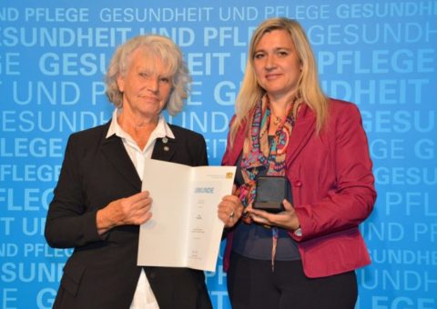 Erika Mohr mit Staatsministerin Melanie Huml MdL, bei der Verleihung der Bayerischen Staatsmedaille für Verdienste um Gesundheit und Pflege Fotoquelle: StMGP