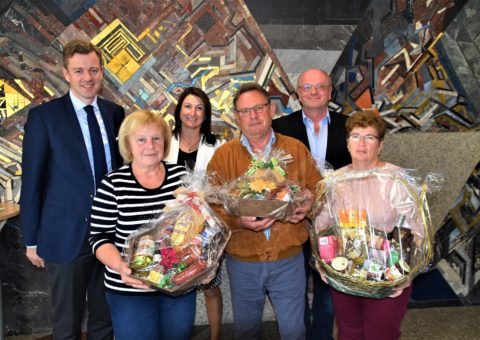 Bei der Verabschiedung (von links): Landrat Dr. Oliver Bär, Hilde Beck, Daniela Schreiner (stellvertretende Personalleiterin), Thomas Hallmen, Reinhold Singer(stellvertretender Kämmerer) und Katharina Hallmen.