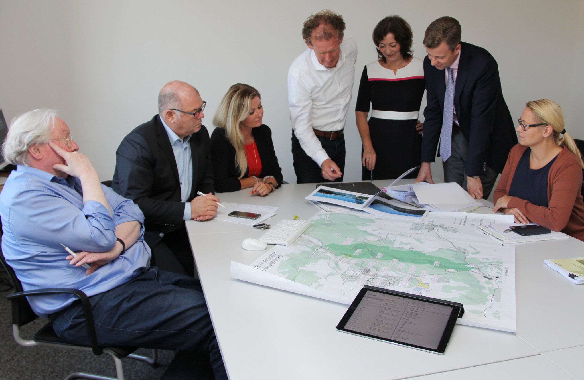 Die Planungsphase wird von unterschiedlichen Fachbereichen begleitet.Von links nach rechts: Alexander Trobisch (Naturschutz), Stefan Krippendorf (Tourismus), Izabella Graczyk (Kreisentwicklung), Andreas Kreil (Ingenierubüro sbp), Christine Schmölzer-Glier (Hochbau), Landrat Dr. Oliver Bär und Andrea Möller (Hochbau)