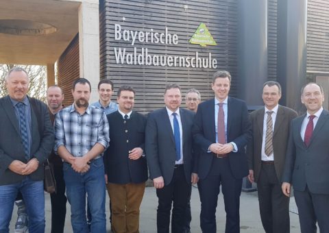 Gruppenbild von links nach rechts: Werner Peetz (Stadt Schwarzenbach am Wald), Thomas Baumann (AELF Kulmbach), Ralf Kremer (Forstunternehmer), Christian Rank (Landratsamt Hof), Peter Hummel (Schulleiter WBS Kelheim), Reiner Feulner (Bürgermeister Schwarzenbach am Wald), Thomas Krämer (Forstamtsleiter AELF Münchberg), Dr. Oliver Bär (Landrat Landkreis Hof), Johann Koch (Geschäftsführer Trägerverein WBS), Urban Treutlein (Referatsleiter Staatsministerium StMELF)
