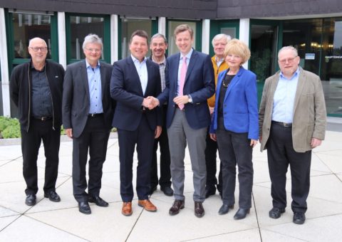 (Vordere Reihe v.l.: VHS-Schatzmeister Dieter Schaller, der Hofer Kulturreferent Peter Nürmberger, Hofs Oberbürgermeister Dr. Harald Fichtner mit Landrat Dr. Oliver Bär, zugleich erster Vorsitzender der VHS, Volkshochschulleiterin Ilse Emek sowie der stellvertretende VHS-Vorsitzende MdL Klaus Adelt. Hintere Reihe v.l.: die beiden VHS-Schriftführer Dieter Gemeinhardt und Helmut Lösche)