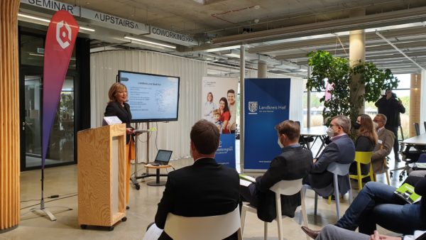 Christiane Steinhäußer, Geschäftsführerin der Gesundheitsregion Plus Stadt und Landkreis Hof, begrüßte die eingeladenen Studierenden sowie einige Unterstützer des Superheldenwochenendes.