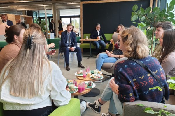 Landrat Dr. Bär begrüßte die Medizinstudierenden im Einstein1.