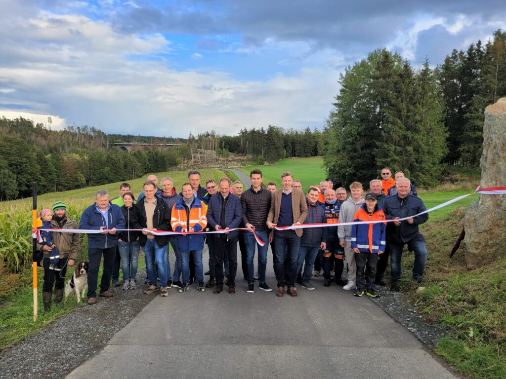 Landrat Dr. Oliver Bär, Bürgermeister Matthias Beyer (Köditz), Bürgermeister Franz Hernandez (Feilitzsch sowie Vertreter der planenden und ausführenden Firmen, der Tiefbauverwaltung, des Wasserwirtschaftsamtes und des Amtes für ländliche Entwicklung kamen im Saalenstein zusammen, um gemeinsam mit Bürgerinnen und Bürgern, den neuen Teilabschnitt des Flüsseradwegs als gemeinsames Projekt einzuweihen.