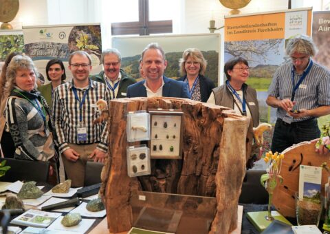 Umweltminister Thorsten Glauber am Stand der oberfränkischen Landschaftspflegeverbände (Foto: Bayerisches Staatsministerium für Umwelt und Verbraucherschutz)