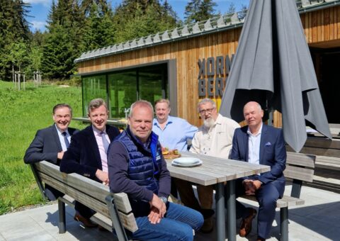 Vorstellung des neuen Pächters des Kornberghauses (von links): Landrat Peter Berek (Wunsiedel), Landrat Dr. Oliver Bär (Hof), Stefan Scherdel (Brauerei Scherdel), Geschäftsführer und Pächter Sebastian Zeidler, Wirt Holger Altmann, Stefan Krippendorf (Landratsamt Hof, Geschäftsführer Zweckverband)