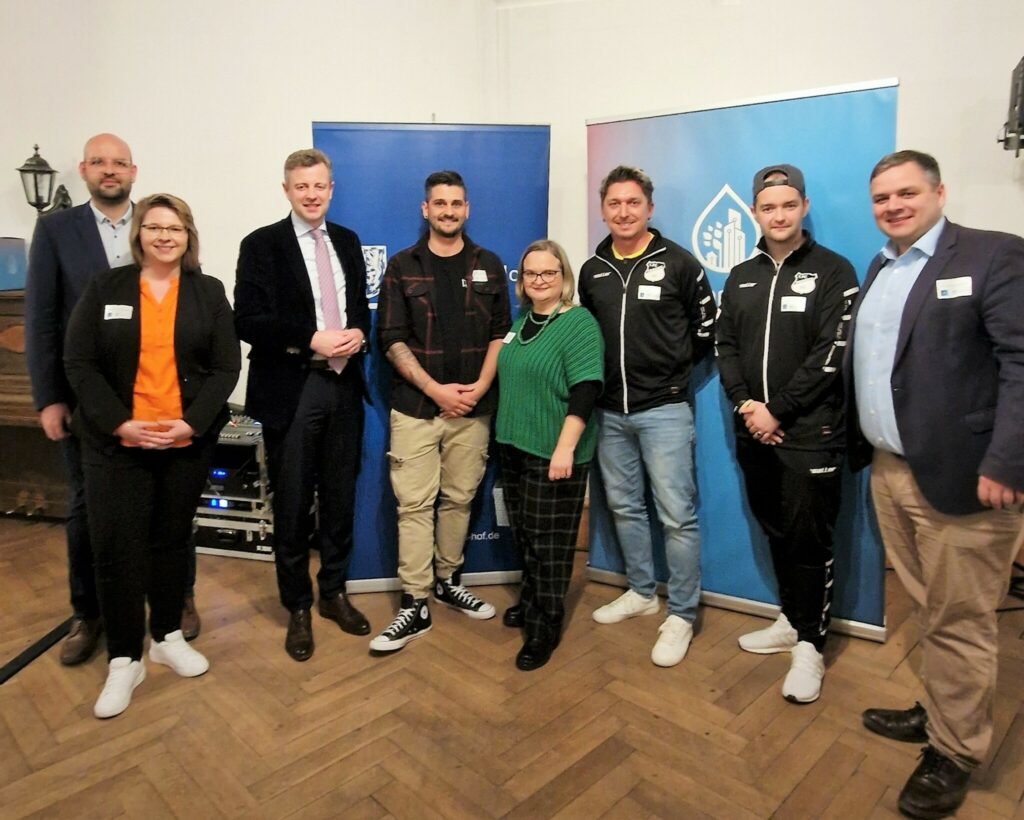 Auf dem Gruppenbild sind zu sehen (von links):  Bürgermeister Florian Schaller (Schauenstein), Vanessa Wagner (hoferLand.digital), Landrat Dr. Oliver Bär, Christian Hempfling (CH Media), Dagmar Müller (Hofer Filmtage), Michael Weiß, Christian Michael (beide 1. FC Trogen), Paul-Bernhard Wagner (hoferLand.digital).