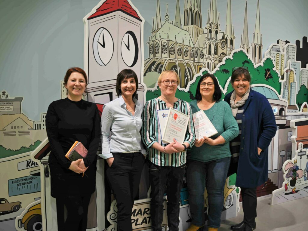 Urkundenübergabe und Beratung im Erika-Fuchs-Haus (Bild v.l.): Dr. Joanna Straczowski (Leiterin Erika Fuchs Haus), Ute Hopperdietzel (Fachstelle für Demenz und Pflege Oberfranken), Christine Feiler (Mitarbeiterin Erika Fuchs Haus), Monika Lang (Mitarbeiterin Erika Fuchs Haus), Sabine Distler (Curatorium Altern gestalten). (Fotocredit: Distler/Alterngestalten)