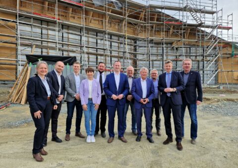 Die Mitglieder der Verbandsversammlung besichtigten die Baustelle des Erweiterungsneubaus. - Auf dem Gruppenbild vor dem Rohbau sind von links nach rechts zu sehen: Verbandsrätin Mirjam Drechsel, Alexander Töllner, Maximilian Loos (beide Projektsteuerungsbüro Drees und Sommer, Nürnberg), Christine Franz (Landratsamt Hof), Verbandsrat Jonas Chudasch, stv. Verbandsvorsitzender Landrat Christian Herrgott, Verbandsrat Arnold Friedrich, Landrat Thomas Fügmann, Hermann Seiferth (Landratsamt Hof), Verbandsvorsitzender Landrat Dr. Oliver Bär, Verbandsrat Bert Horn.