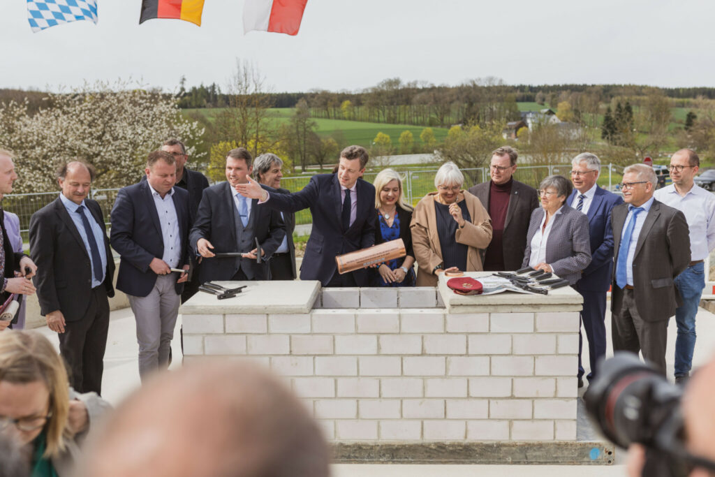 Feierliche Grundsteinlegung für den neuen Erweiterungsbau des Deutsch-deutschen Museums Mödlareuth Anfang Mai 2023 mit Staatsministerin Melanie Huml, Staatsministerin Claudia Roth, Ministerpräsident Bodo Ramelow und Regierungspräsidentin Heidrun Piwernetz.