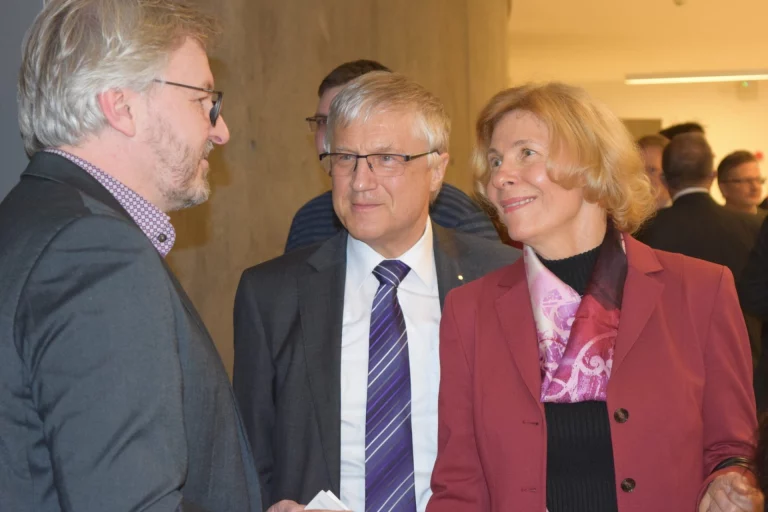Drei Personen im Gespräch bei einer Veranstaltung zur Digitalisierung in der Instandhaltung
