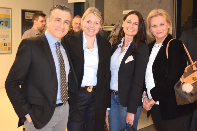 Vier Personen bei einer Veranstaltung zur Digitalisierung in der Instandhaltung