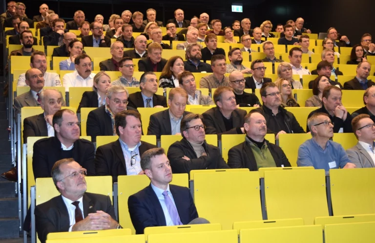 Publikum in einem Hörsaal verfolgt aufmerksam einen Vortrag zur Digitalisierung in der Instandhaltung