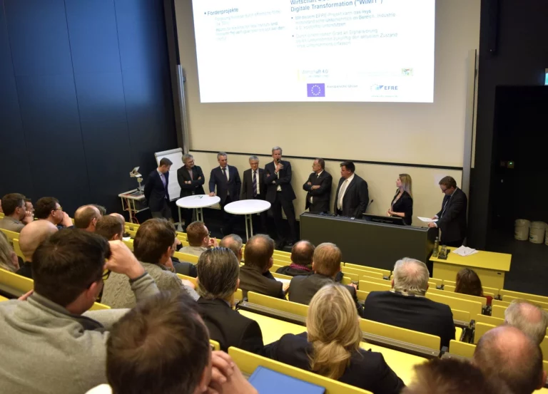 Personen bei einer Vortragsveranstaltung zur digitalen Transformation im Hörsaal