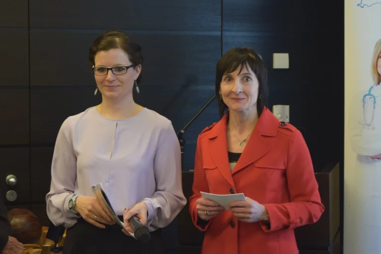 Zwei Frauen bei der Siegerehrung mit Urkunden beim Aktionstag