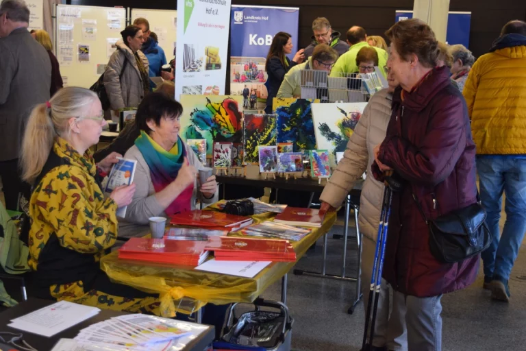 Besucherinnen und Besucher an Infoständen mit Flyern und Beratungsangeboten beim Aktionstag