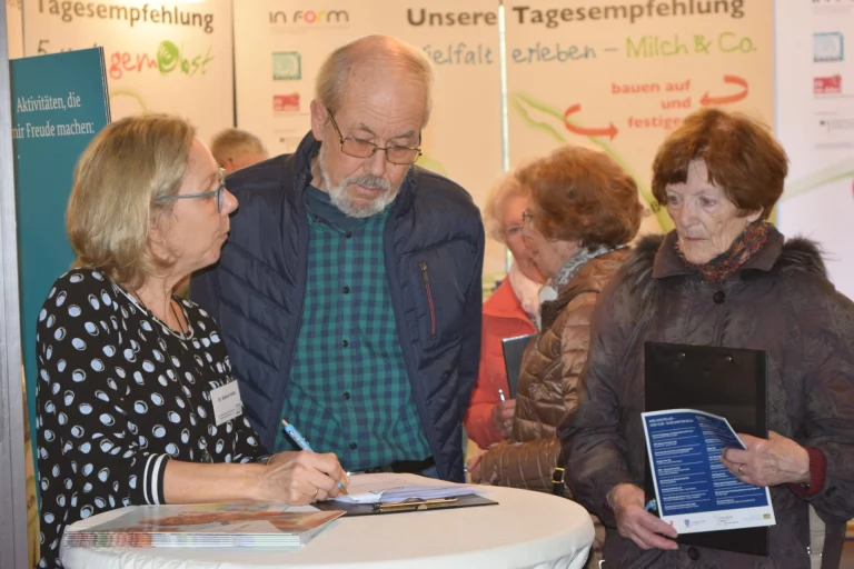 Besucherinnen und Besucher informieren sich an Messeständen beim Aktionstag über Tagesempfehlungen