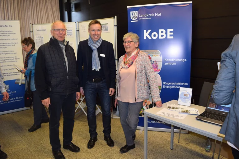 Drei Personen am Infostand des Koordinierungszentrums Bürgerschaftliches Engagement