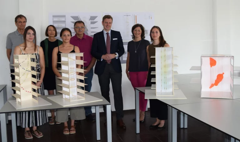 „Lebenslinien“ im Lichthof