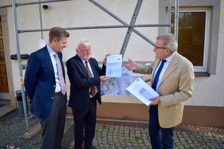 Landrat Dr. Oliver Bär und Trogens Bürgermeister Klaus Strobel freuen sich über die Übergabe des Förderbescheides durch Lothäar Winkler vom Amt für ländliche Entwicklung.