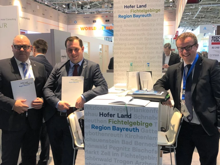 Stefan Krippendorf, Fabian Höhne und Klaus Gruber von der Kreisentwicklung/Wirtschaftsförderung des Landkreises Hof am Stand „Hofer Land - Fichtelgebirge - Region Bayreuth“