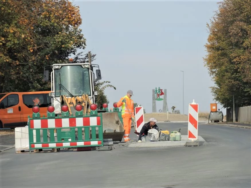 Noch laufen die finalen Arbeiten an der Baustelle: Markierungsarbeiten, Beschilderung und Arbeiten an den Randbereichen der Fahrbahn müssen bis nächste Woche noch durchgeführt werden.