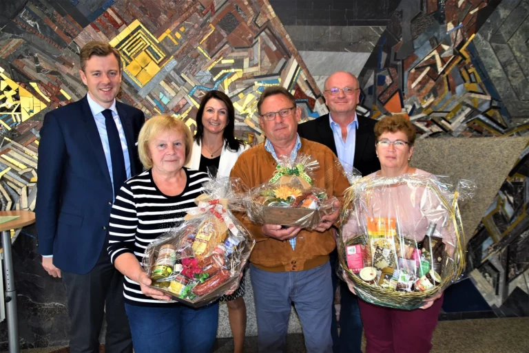 Bei der Verabschiedung (von links): Landrat Dr. Oliver Bär, Hilde Beck, Daniela Schreiner (stellvertretende Personalleiterin), Thomas Hallmen, Reinhold Singer(stellvertretender Kämmerer) und Katharina Hallmen.