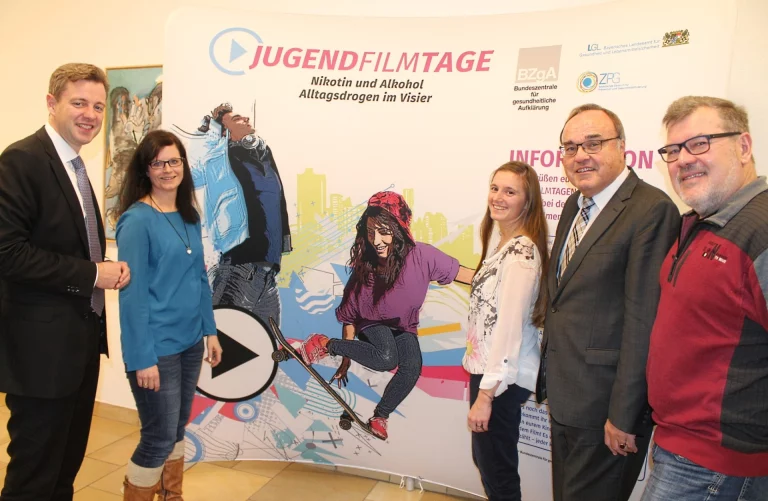 Landrat Dr. Oliver Bär, Denise Kuhn (Gesundheitsamt Hof), Stefanie Vollert (Drogenpräventionsbeamtin Kripo Hof), Bürgermeister Eberhard Siller und Stefan Hofmann (Jugendzentrum Q) bei der Vorstellung des Programms der Jugendfilmtage