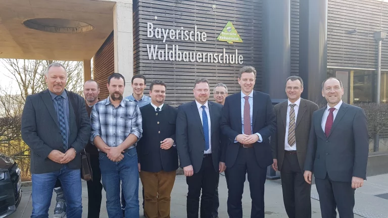 Gruppenbild von links nach rechts: Werner Peetz (Stadt Schwarzenbach am Wald), Thomas Baumann (AELF Kulmbach), Ralf Kremer (Forstunternehmer), Christian Rank (Landratsamt Hof), Peter Hummel (Schulleiter WBS Kelheim), Reiner Feulner (Bürgermeister Schwarzenbach am Wald), Thomas Krämer (Forstamtsleiter AELF Münchberg), Dr. Oliver Bär (Landrat Landkreis Hof), Johann Koch (Geschäftsführer Trägerverein WBS), Urban Treutlein (Referatsleiter Staatsministerium StMELF)