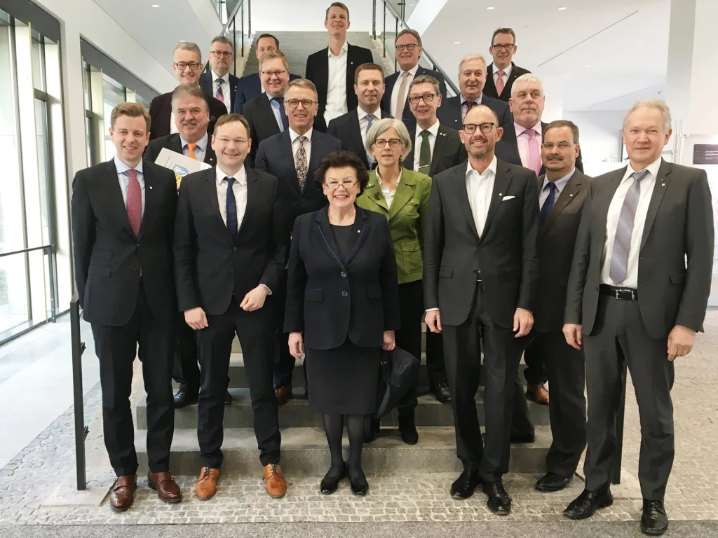 Von links nach rechts: Landrat Dr. Oliver Bär (Landkreis Hof), Staatsminister Dr. Hans Reichhart, Dr. Birgit Seelbinder (Sprecherin für Europa, Präsidentin Euregio Egrensis), Dr. Christa Standecker (Geschäftsführerin Metropolregion Nürnberg), Prof. Dr. Klaus L. Wübbenhorst (Wirtschaftsvorsitzender Metropolregion Nürnberg), Günter Finzel (Geschäftsführer Forum Verkehr und Planung), Landrat Dr. Karl Döhler (Politischer Sprecher Forum Verkehr und Planung, Landkreis Wunsiedel i. Fichtelgebirge), 2. Reihe v.l.n.r.: Landrat Klaus-Peter Söllner (Landkreis Kulmbach), Franz Stahl (2. stv. Ratsvorsitzender Metropolregion Nürnberg), Landrat Matthias Dießl (Landkreis Fürth), Andreas Mäder (Geschäftsführer VGN), Oberbürgermeister Norbert Tessmer (Stadt Coburg), 3. Reihe v.l.n.r.: 1. Bürgermeister Patrick Ruh (Stadt Feuchtwangen), Oberbürgermeister Michael Cerny (Stadt Amberg), Harald Leupold (Koordinator Leitbild WaBe), Wolfram Brehm (Stv. Wirtschaftsvorsitzender Metropolregion Nürnberg), letzte Reihe v.l.n.r.: 1. Bürgermeister Michael Göth (Stadt Sulzbach-Rosenberg), Landrat Armin Kroder (1. stv. Ratsvorsitzender Metropolregion Nürnberg, Landkreis Nürnberger Land), Oberbürgermeister Matthias Thürauf (Stadt Schwabach).