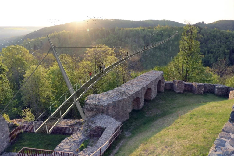 Ankunftspunkt der 387 Meter langen Lohbachtalbrücke unterhalb der historischen Burg Lichtenberg.