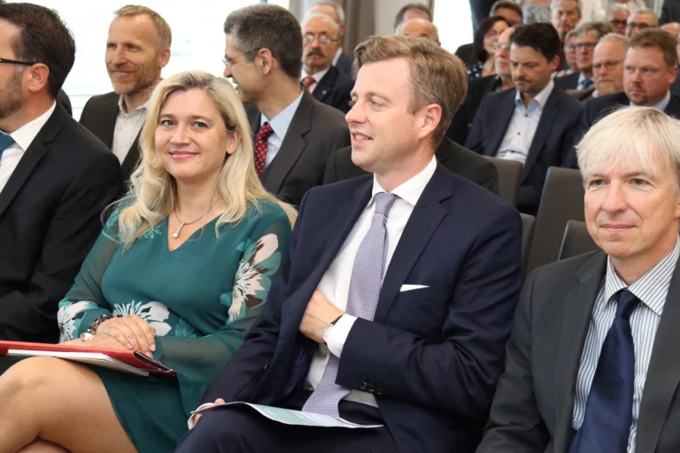 Gäste bei der Eröffnungsveranstaltung des Klinikneubaus in Naila sitzen im Publikum