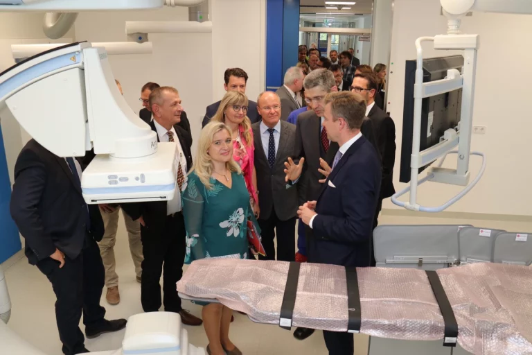 Gruppe von Personen begutachtet medizinisches Großgerät im neuen Klinikgebäude in Naila