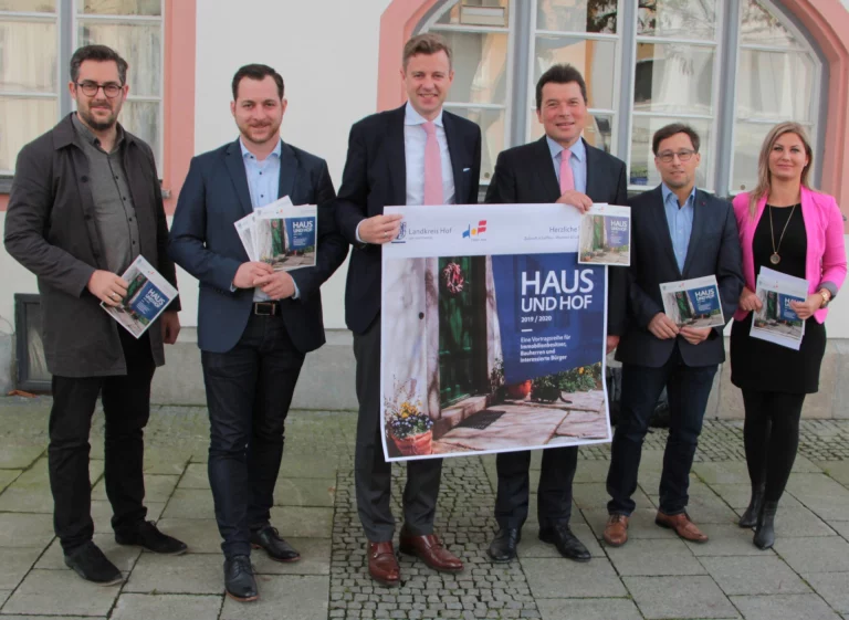 Im Bild von links: Christoph Faltenbacher (Leerstandsmanagement Landkreis Hof), Fabian Höhne (Leerstands- und Immobilienmanager Landkreis Hof), Landrat Dr. Oliver Bär, Oberbürgermeister Dr. Harald Fichtner und Bernd Bernhuber (Fachbereichsleiter Bauverwaltung Stadt Hof) bei der Vorstellung der zweiten Auflage von "Haus und Hof"