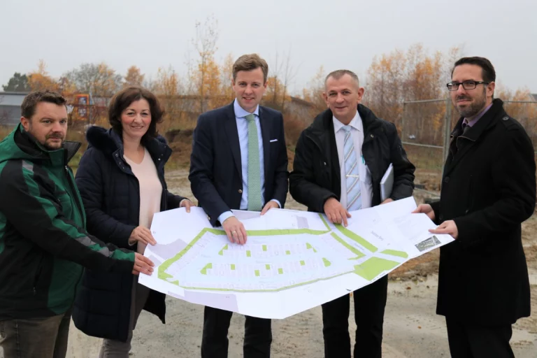 Freuen sich über den zeitnahen Baubeginn: Marcel Leistner (WTU - Weischlitzer Tiefbau und Umweltschutz GmbH), Christine Schmölzer-Glier (Leiterin Fachbereich Hochbau), Landrat Dr. Oliver Bär, Frank Stumpf (Bürgermeister Naila) und Peter Wack (Vorstand Kliniken Hochfranken)
