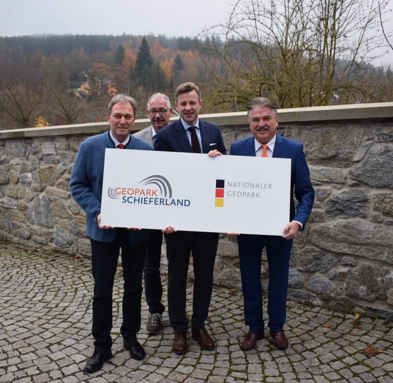 Freuen sich über die Wahl zum Nationalen Geopark: Klaus Löffler (Landrat Kronach), Dietrich Förster (Geschäftsführer Naturpark Frankenwald e.V.), Dr. Oliver Bär (Landrat Hof), Klaus Peter Söllner (Landrat Kulmbach)
