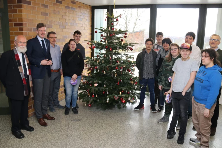Wunderschöner Baum ziert Landratsamt
