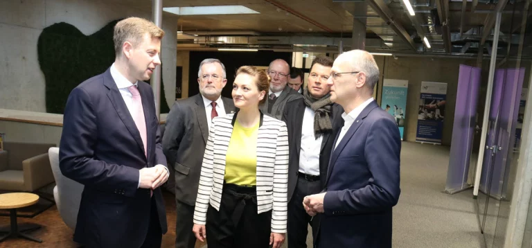 Digitalministerin besucht Gründerzentrum