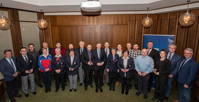 Vordere Reihe von links nach rechts: Helmut Oelschlegel (1. Bürgermeister Geroldsgrün), Matthias Kirchner, Andrea Hanold, Martina Werner, Ingeborg Engelhardt, Markus Hannweber, Landrat Dr. Oliver Bär, Birgid Hoffmann, Brigitte Müller, Elmar Franz, Ingrid Kießling. Hintere Reihe von links nach rechts: Michael Abraham (1. Bürgermeister Rehau), Matthias Rupprecht, Oliver Kieke, Reiner Feulner (1. Bürgermeister Schwarzenbach/Wald), Dr. med Dragan Gajovic, Rainer Hösch, Alexander Eberl (BRK-Kreisvorsitzender), Stefan Kögler (BRK-Kreisgeschäftsführer), Sascha Leupold, Matthias Döhla (1. Bürgermeister Konradsreuth), Hans-Jürgen Kießling (2. Bürgermeister Berg), Stefan Pöhlmann (1. Bürgermeister Helmbrechts) Foto: Uwe von Dorn