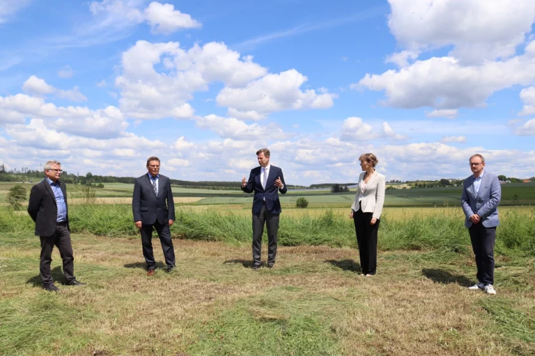 Freuen sich auf die Ansiedlung: Hermann Seiferth (Zweckverband Automobilzuliefer- und Technologiepark HochFranken), Stefan Müller (Bürgermeister Gattendorf), Landrat Dr. Oliver Bär, Oberbürgermeisterin Eva Döhla, Klaus-Jochen Weidner (Zweckverband Automobilzuliefer- und Technologiepark HochFranken)