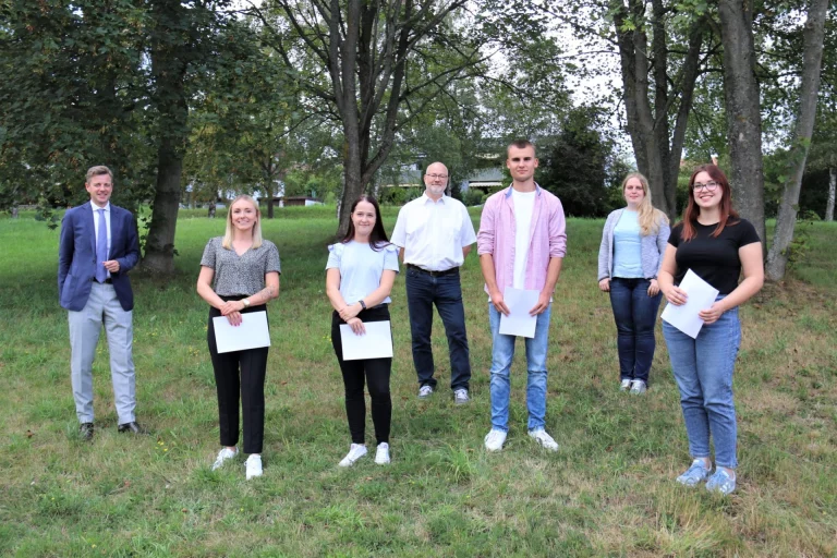 Bei der Zeugnisübergabe (von links nach rechts): Landrat Dr. Oliver Bär, Christina Franz, Anna-Lena Seuß, Ausbildungsleiter Jürgen Bauer, Sven Richter, Nina Meister (stellv. Personalleiterin) und Lisa-Marie Klug.