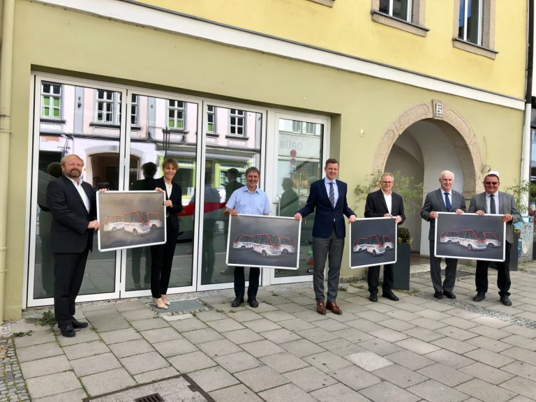 Haben das Leitwartenbüro in der Ludwigstr. 75 in Hof eröffnet (v.l.n.r.): Jörg Schrepfer, (Valeo Deutschland), Eva Döhla (Oberbürgermeisterin der Stadt Hof), Gerhard Wunder (stellvertretender Landrat des Landkreises Kronach), Dr. Oliver Bär (Landrat des Landkreises Hof), Ralf Borowsky (SMO-Projektleiter), Rudolf Scholz (2. Bürgermeister von Rehau) und Hans-Peter Zeeh (Hauptamtsleiter bei der Stadt Rehau).