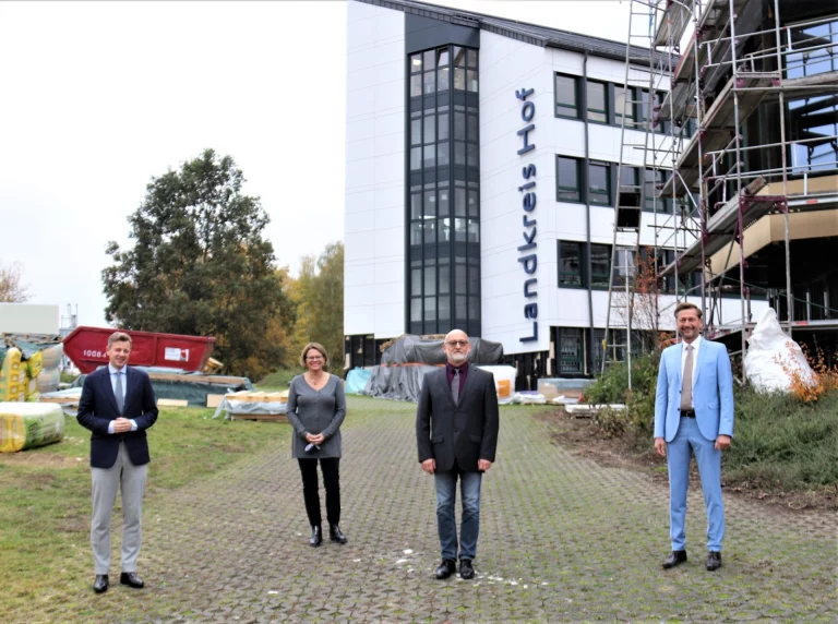 Im Bild von links nach rechts: Landrat Dr. Oliver Bär, Personalratsvorsitzende Gabriele Roth, Helmut Raithel und Gerhard Zeitler, Fachbereichsleiter Jugendamt
