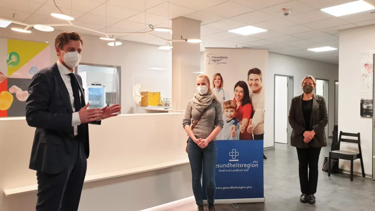 Medizinstudentin besucht Landpraxen: Teilnehmerin des „Superheldenwochenendes“ kehrt für Hospitation zurück