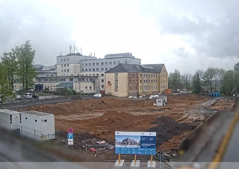 Klinikerweiterung in Münchberg: Abbruch des ehemaligen Schwesternwohnheims beginnt
