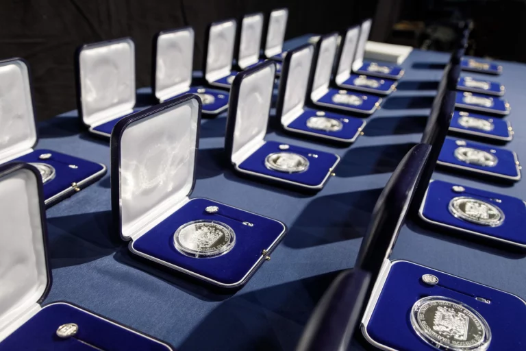 Kommunale Verdienstmedaille in Silber für vier Persönlichkeiten aus dem Landkreis Hof