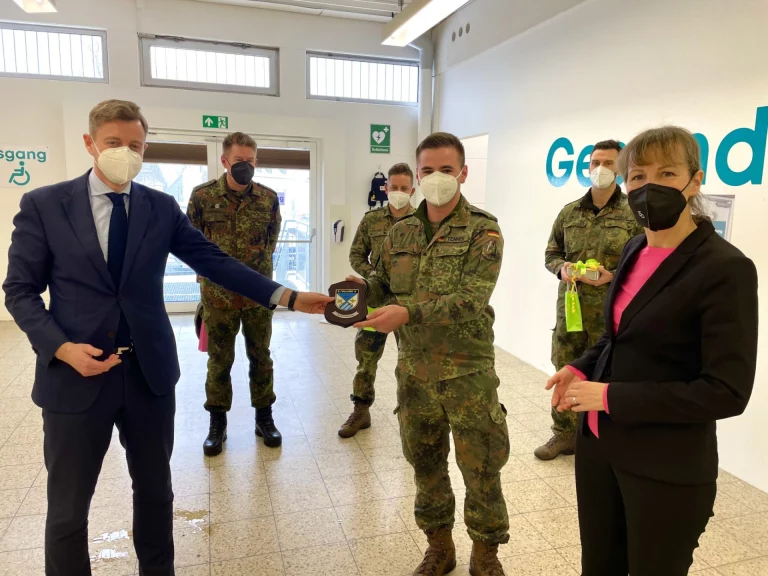 Landrat Bär bedankt sich für Bundeswehr-Einsatz im Impfzentrum Hofer Land
