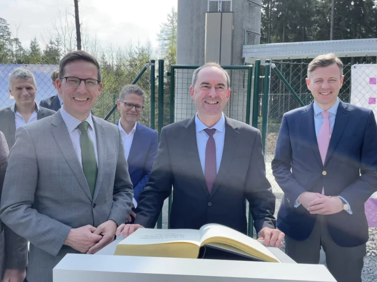 Erster Funkmast aus dem Bayerischen Mobilfunk-Förderprogramm entsteht in Faßmannsreuth