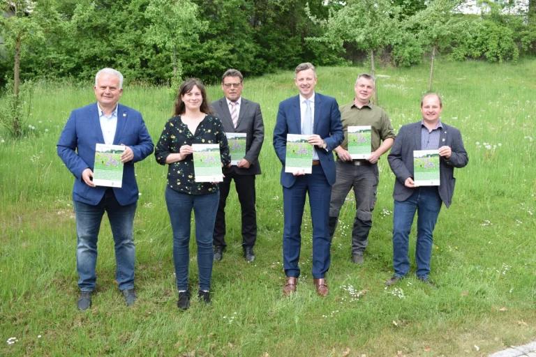 Blühflächen im Landkreis Hof: Schilder weisen auf Insektenlebensräume hin